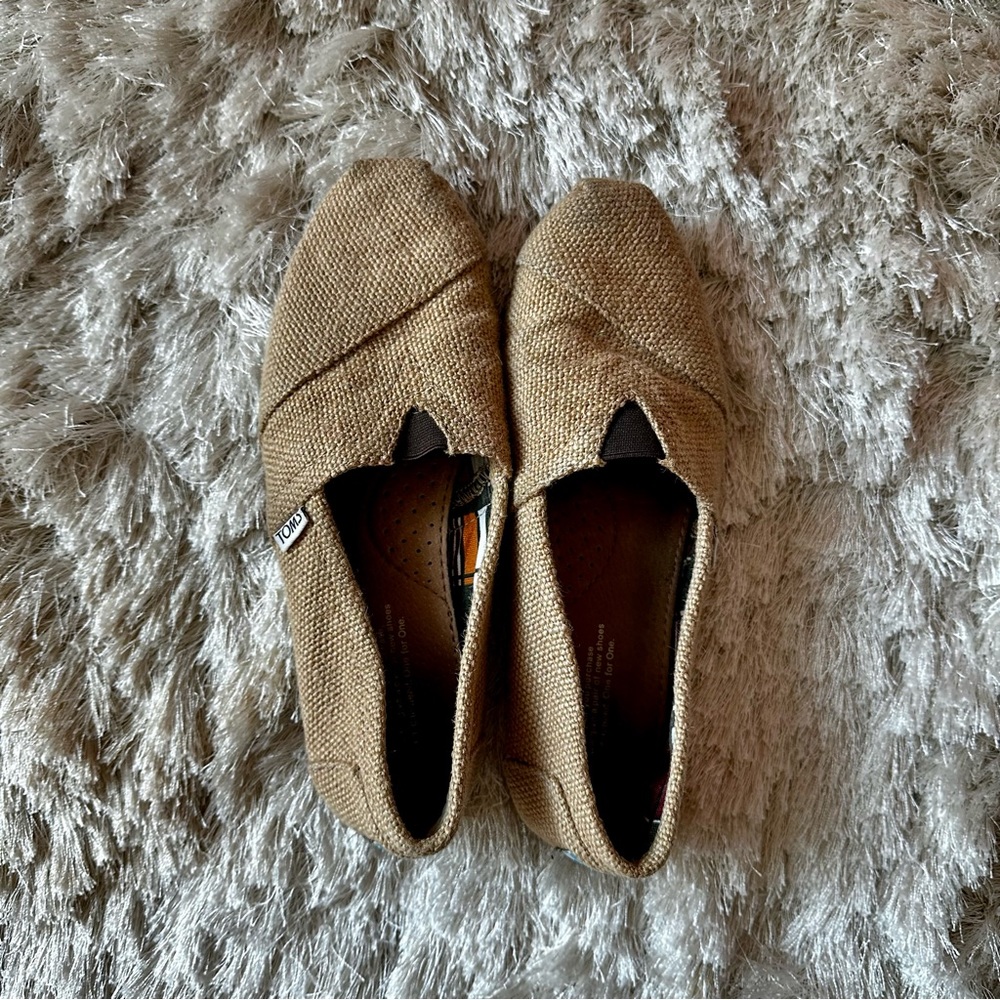 Tom’s burlap flats